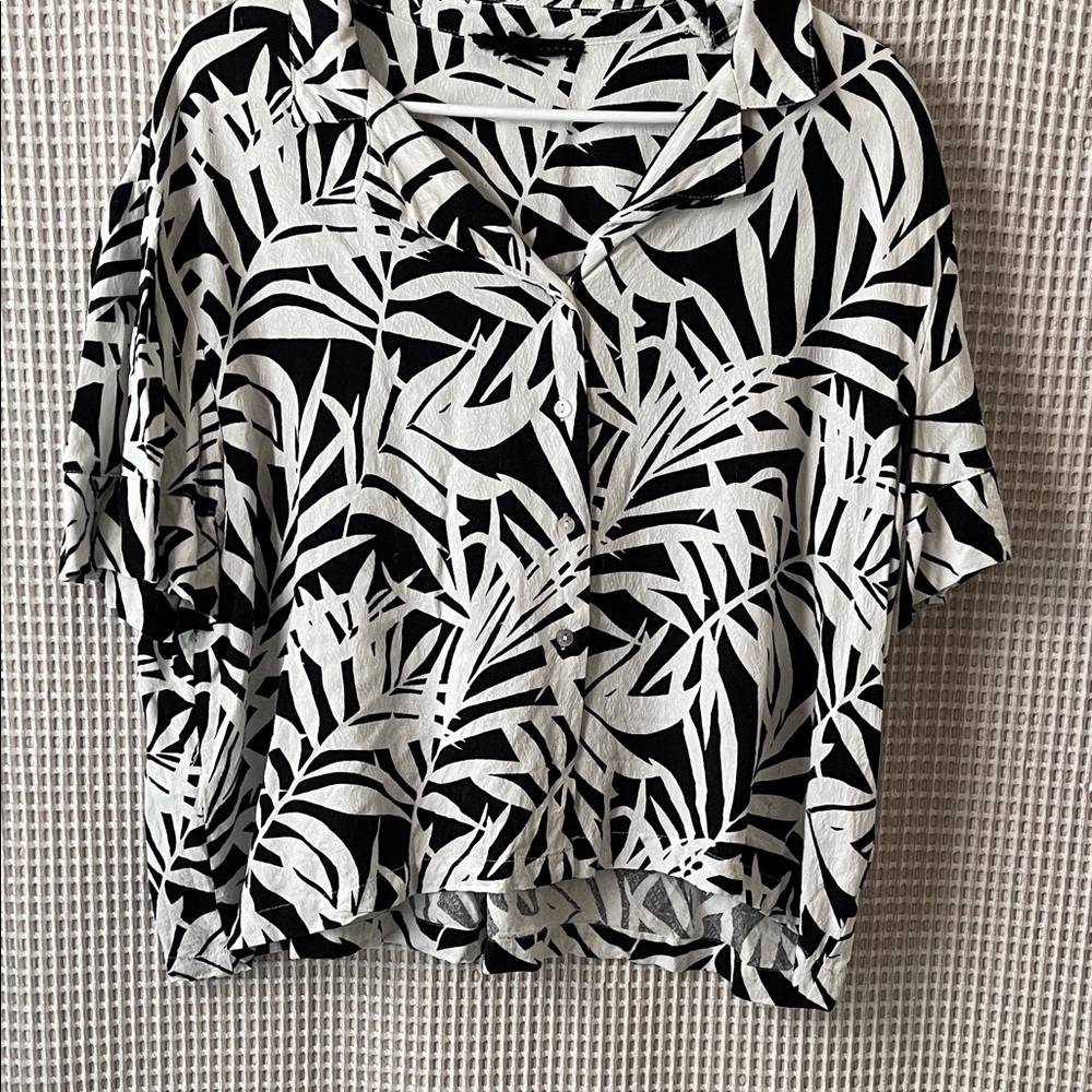 Jane and Delancey Monochrome Leaf Print Button Down Shirt
